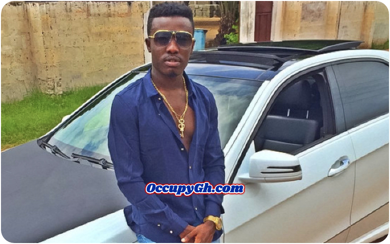 Criss Waddle Gifts Money Street Boy Wearing 'R2Bees' T-Shirt