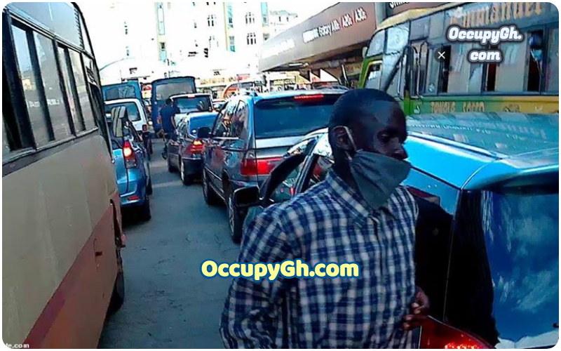 Smartly Dressed Man Catch As He Snatches Valuable From Passenger In Traffic