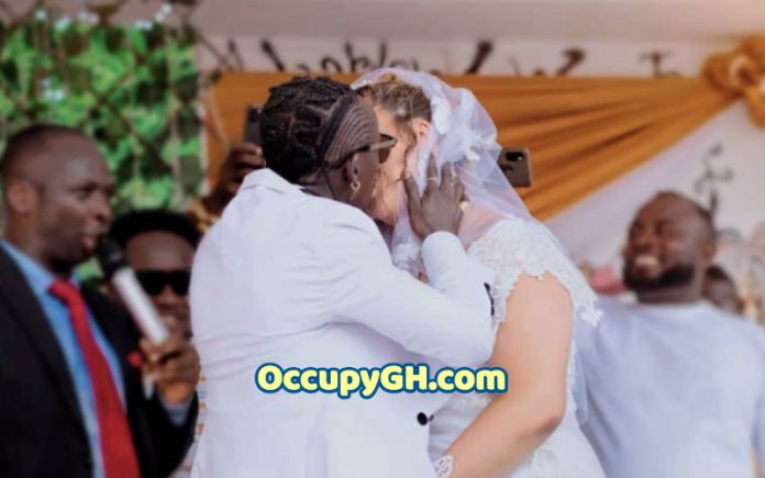 patapaa wife kiss patapaa bedroom video