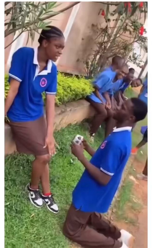 SHS Boy Proposed Marriage To Classmate