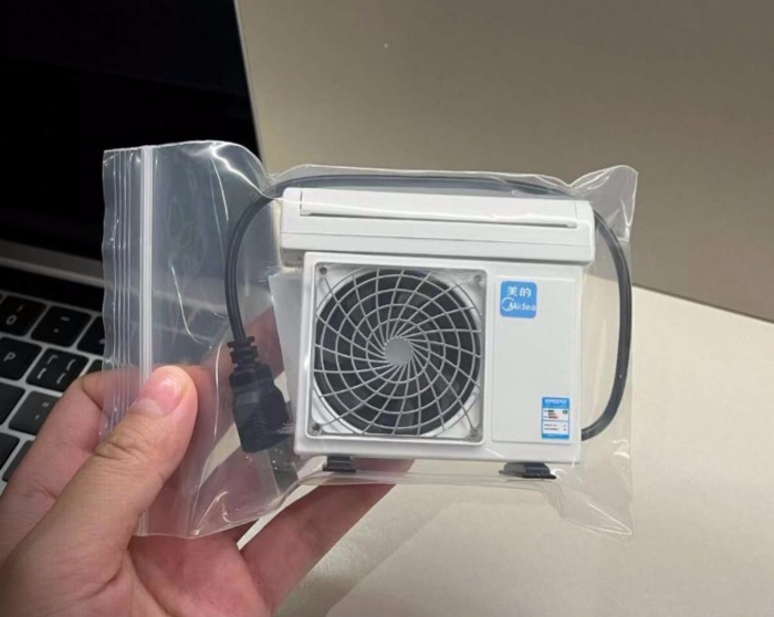 tiktoker buys Miniature air--conditioner
